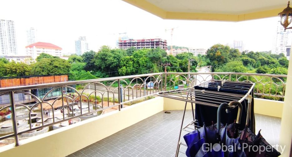 For sale 3 bedrooms condo in Pratumnak, Pattaya