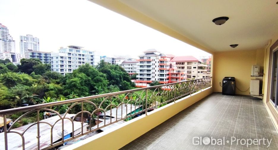 For sale 3 bedrooms condo in Pratumnak, Pattaya