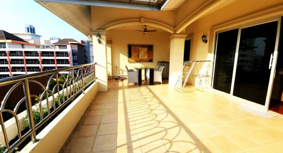 For sale 3 bedrooms condo in Pratumnak, Pattaya
