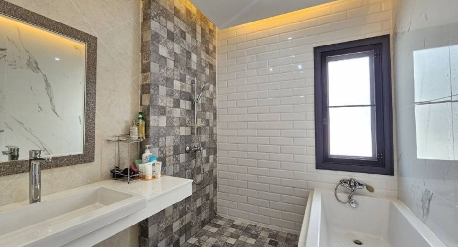 For sale 4 bedrooms house in Bang Lamung, Chonburi