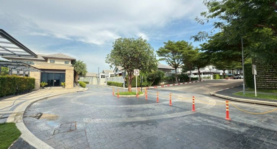For sale 4 bedrooms house in Bang Lamung, Chonburi