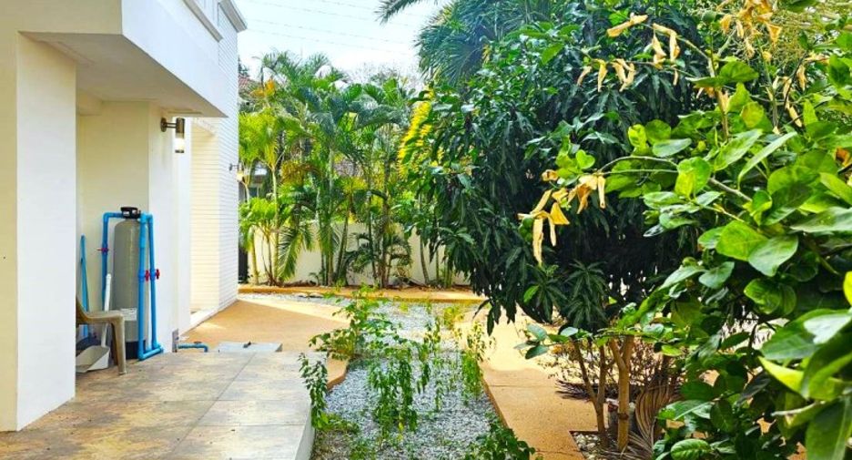 For sale 4 bedrooms house in East Pattaya, Pattaya