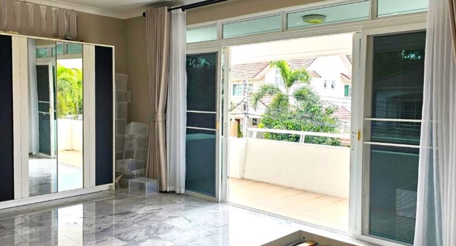 For sale 4 bedrooms house in East Pattaya, Pattaya