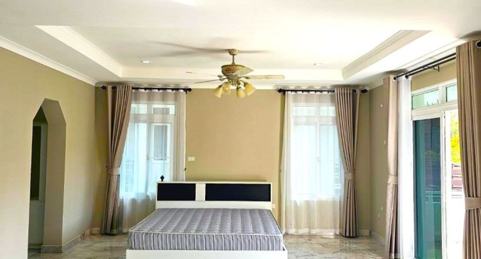 For sale 4 bedrooms house in East Pattaya, Pattaya