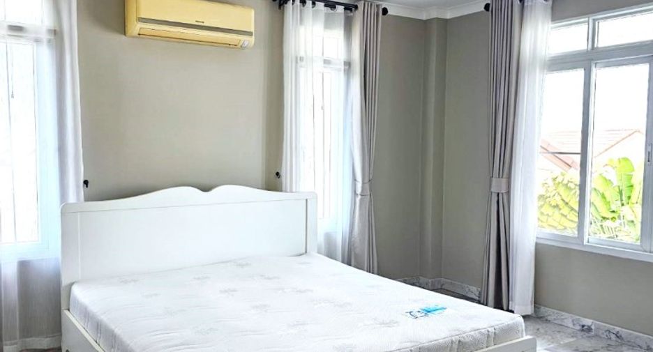 For sale 4 bedrooms house in East Pattaya, Pattaya