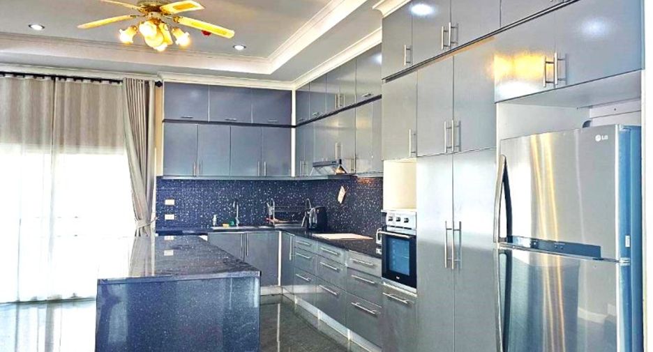 For sale 4 bedrooms house in East Pattaya, Pattaya