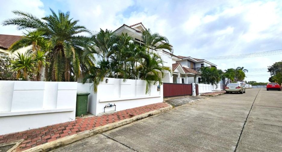 For sale 4 bedrooms house in East Pattaya, Pattaya