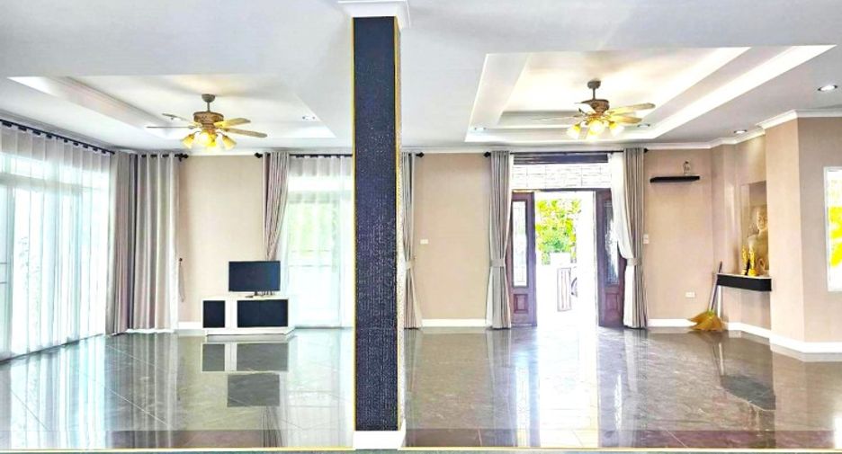 For sale 4 bedrooms house in East Pattaya, Pattaya