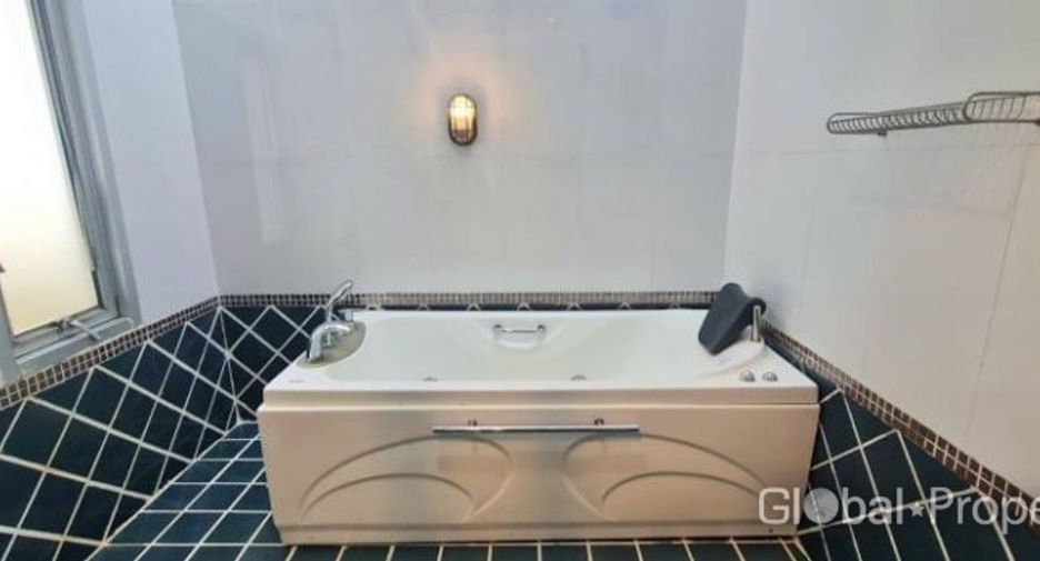 Haus zum Kauf mit 4 Zimmer in Sattahip, Chonburi