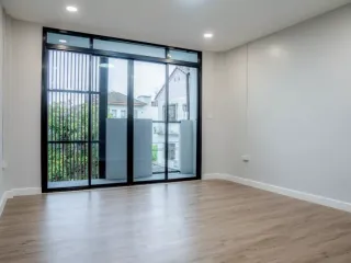 For sale 3 bed townhouse in Khlong Toei, Bangkok