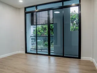 For sale 3 bed townhouse in Khlong Toei, Bangkok