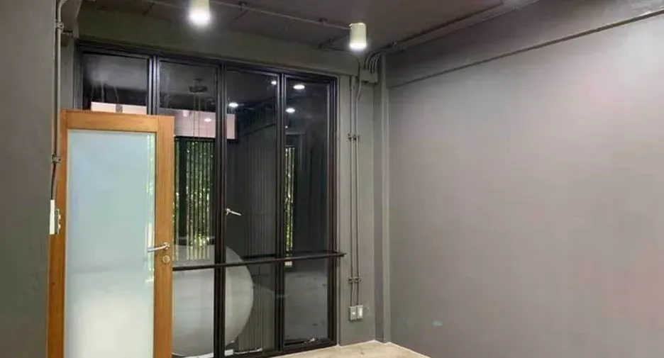 For rent 5 bedrooms office in Huai Khwang, Bangkok