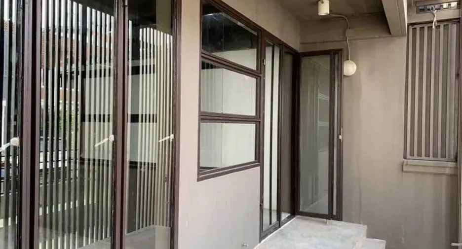 For rent 5 bedrooms office in Huai Khwang, Bangkok