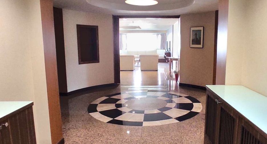 For rent 3 bedrooms condo in Khlong Toei, Bangkok