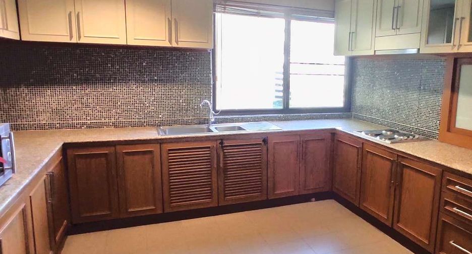 For rent 3 bedrooms condo in Khlong Toei, Bangkok