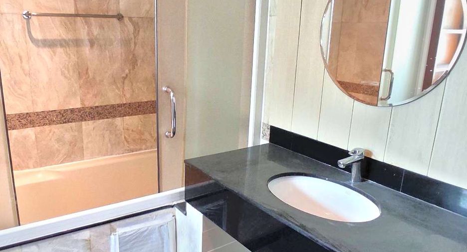 For rent 3 bedrooms condo in Khlong Toei, Bangkok