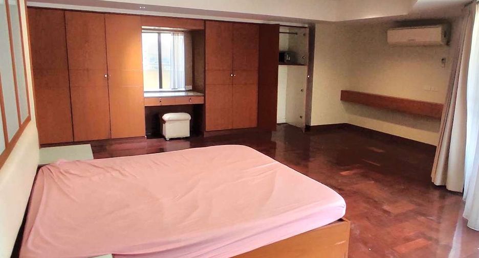 For rent 3 bedrooms condo in Khlong Toei, Bangkok