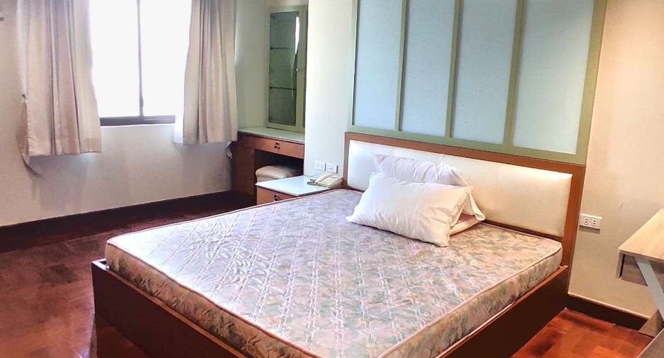 For rent 3 bedrooms condo in Khlong Toei, Bangkok