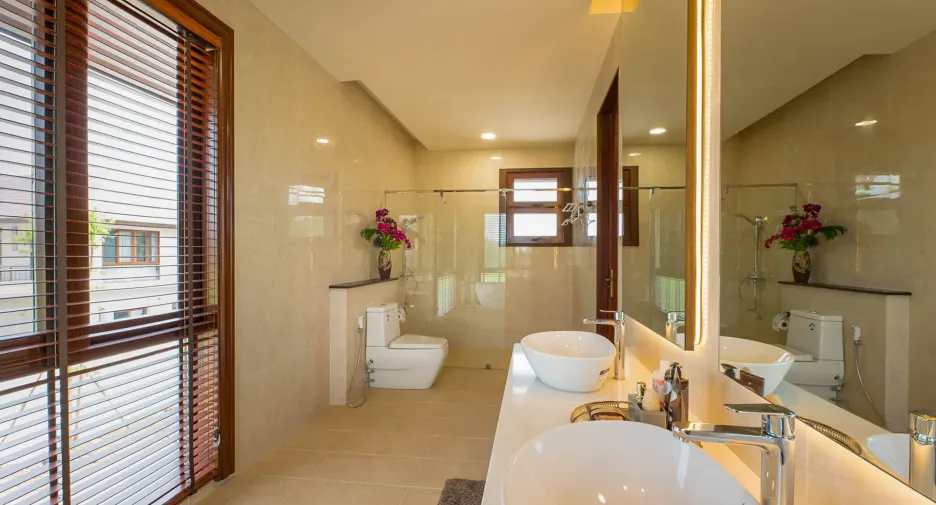 For rent and for sale 7 bedrooms house in Saraphi, Chiang Mai