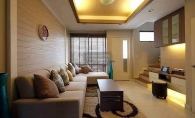 Casa adosada en alquiler de 3 habitaciones en Phra Khanong, Bangkok