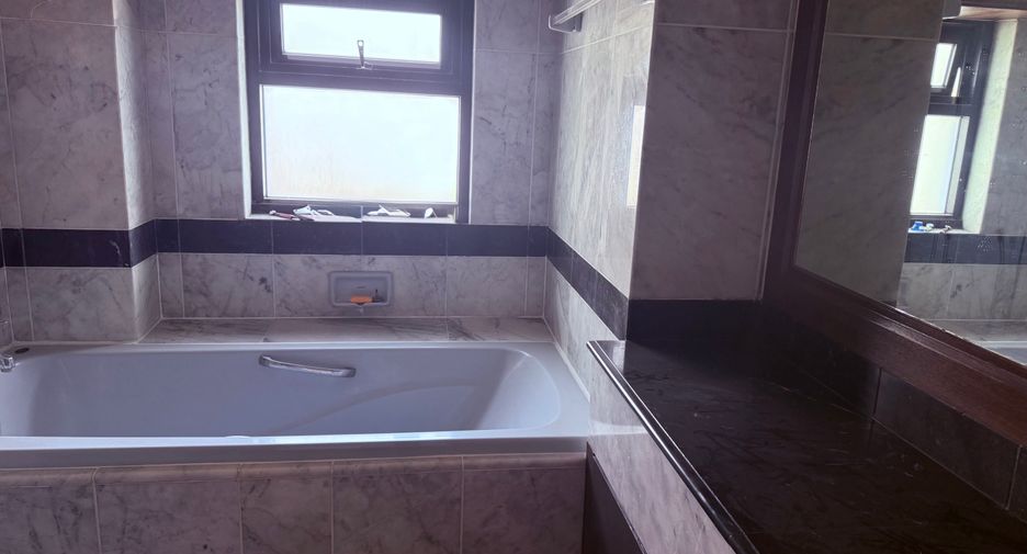 For rent 3 bedrooms condo in Sathon, Bangkok