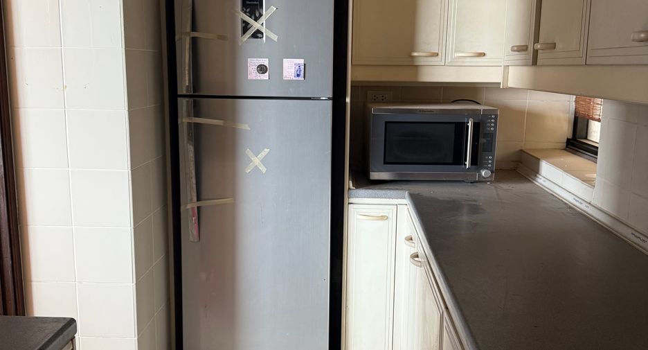 For rent 3 bedrooms condo in Sathon, Bangkok