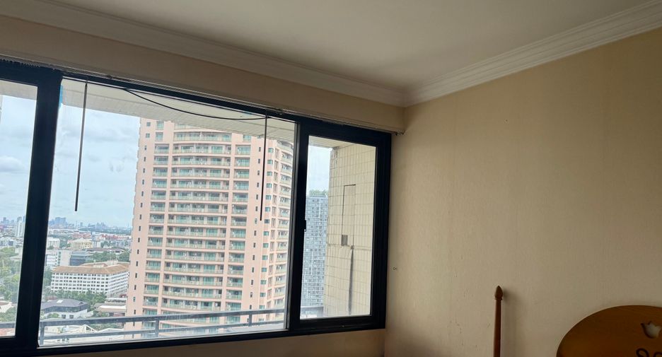 For rent 3 bedrooms condo in Sathon, Bangkok