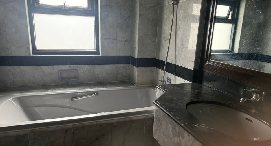 For rent 3 bedrooms condo in Sathon, Bangkok