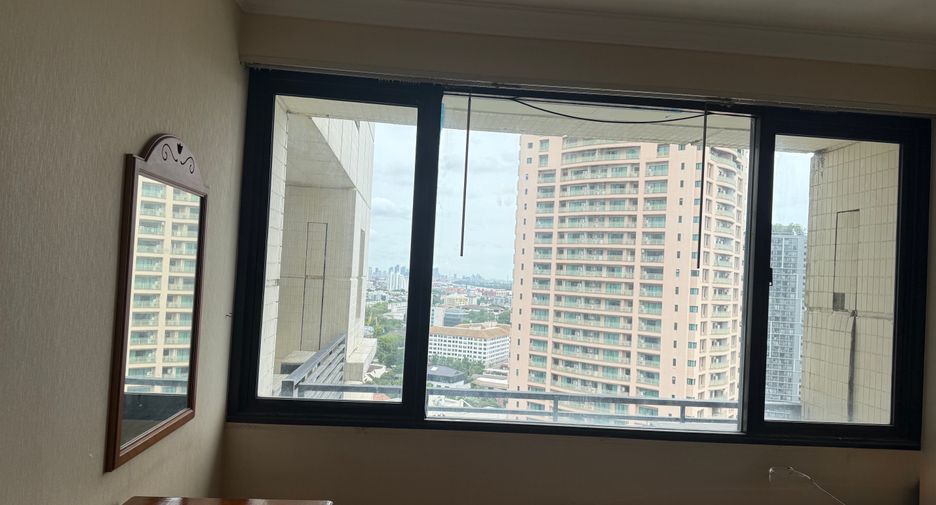 For rent 3 bedrooms condo in Sathon, Bangkok