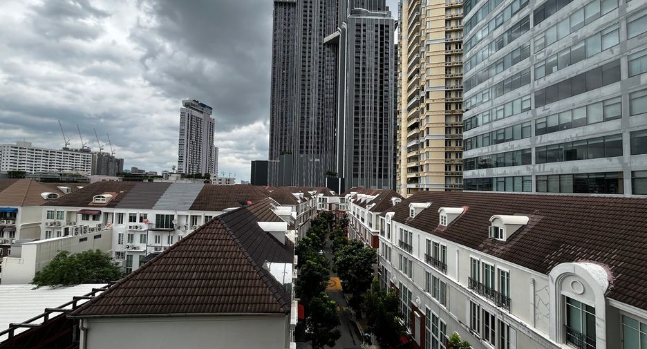 For sale 2 bedrooms condo in Watthana, Bangkok