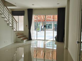 For sale 3 bed townhouse in Lat Phrao, Bangkok