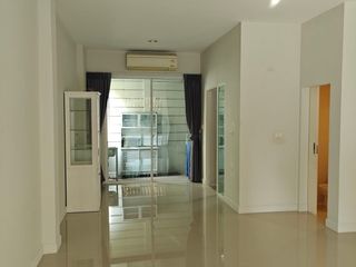 For sale 3 bed townhouse in Lat Phrao, Bangkok