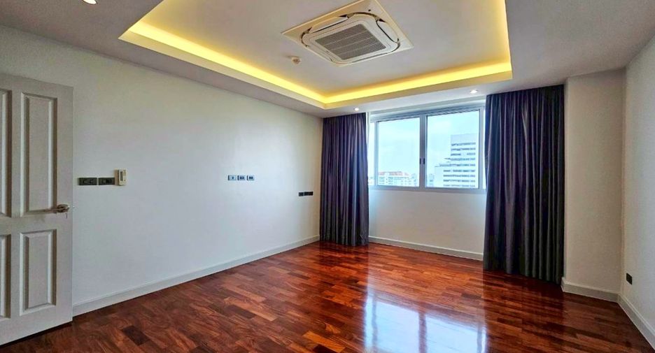 For rent 4 bedrooms condo in Watthana, Bangkok