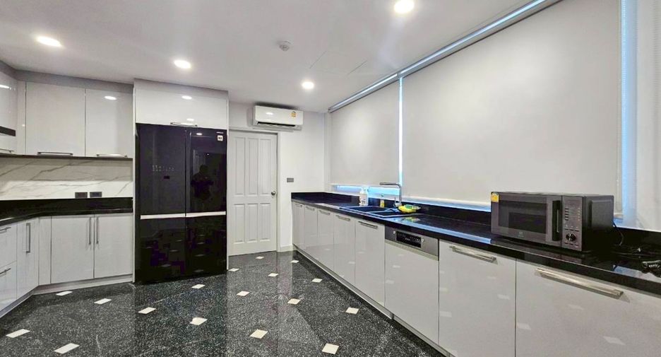 For rent 4 bedrooms condo in Watthana, Bangkok