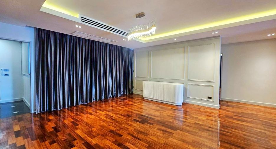 For rent 4 bedrooms condo in Watthana, Bangkok