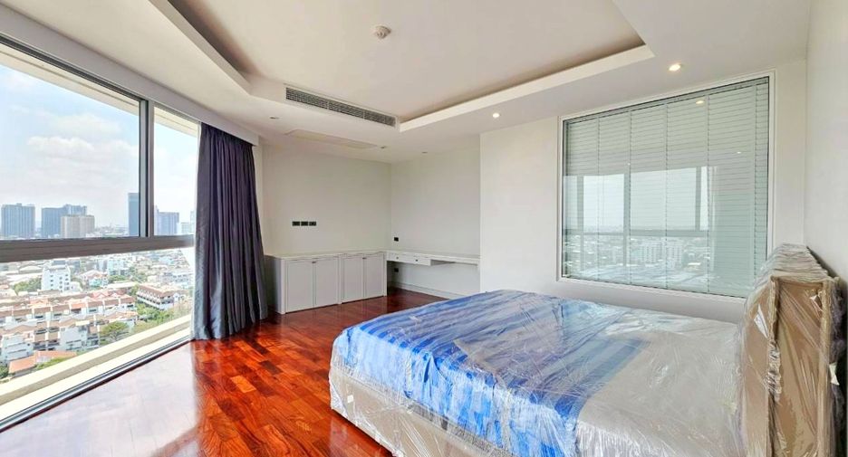 For rent 4 bedrooms condo in Watthana, Bangkok