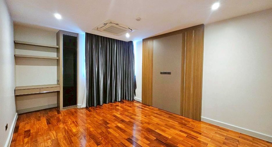 For rent 4 bedrooms condo in Watthana, Bangkok
