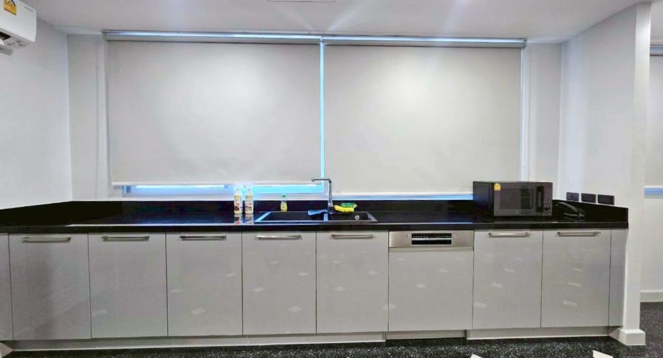 For rent 4 bedrooms condo in Watthana, Bangkok