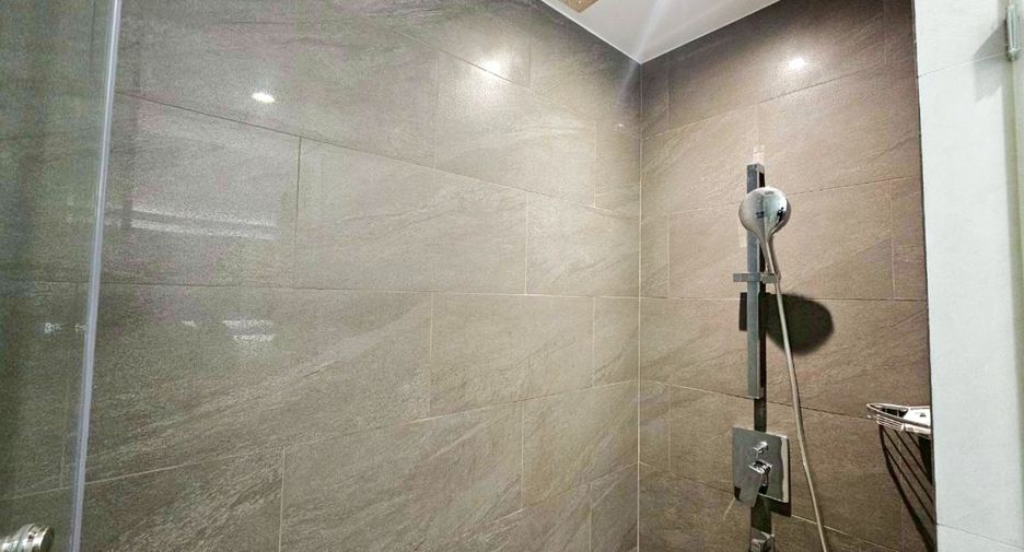 For rent 4 bedrooms condo in Watthana, Bangkok