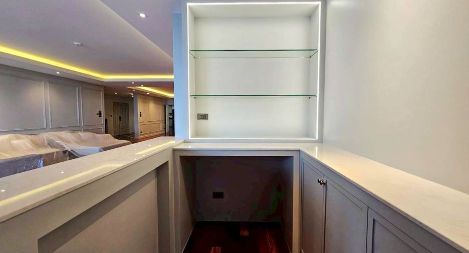 For rent 4 bedrooms condo in Watthana, Bangkok