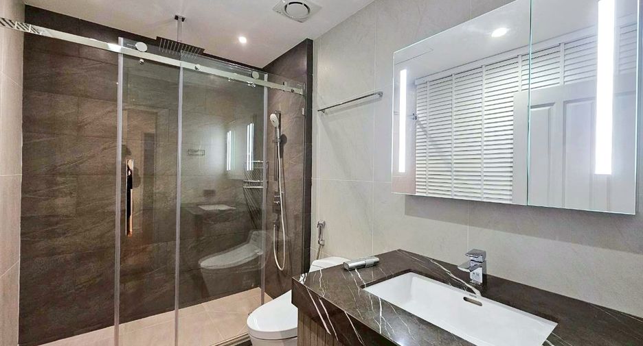 For rent 4 bedrooms condo in Watthana, Bangkok