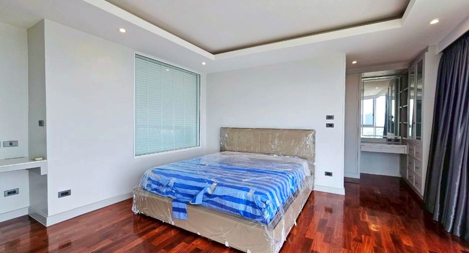 For rent 4 bedrooms condo in Watthana, Bangkok
