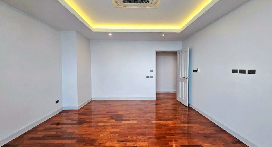 For rent 4 bedrooms condo in Watthana, Bangkok