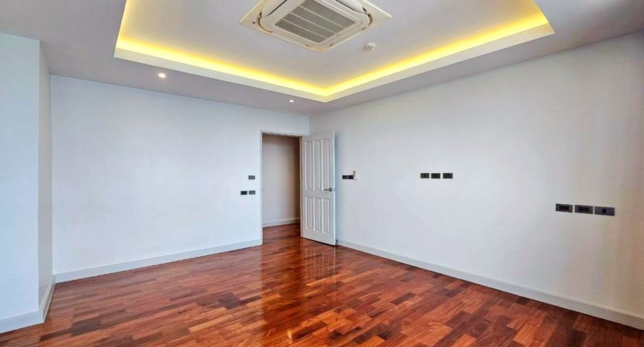 For rent 4 bedrooms condo in Watthana, Bangkok
