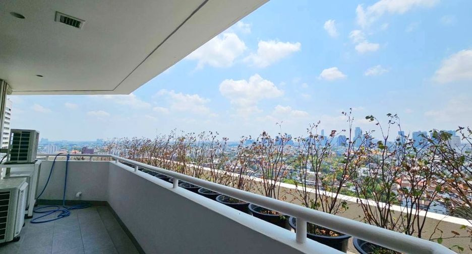 For rent 4 bedrooms condo in Watthana, Bangkok