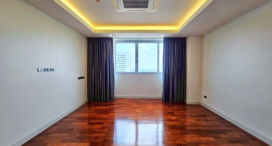 For rent 4 bedrooms condo in Watthana, Bangkok