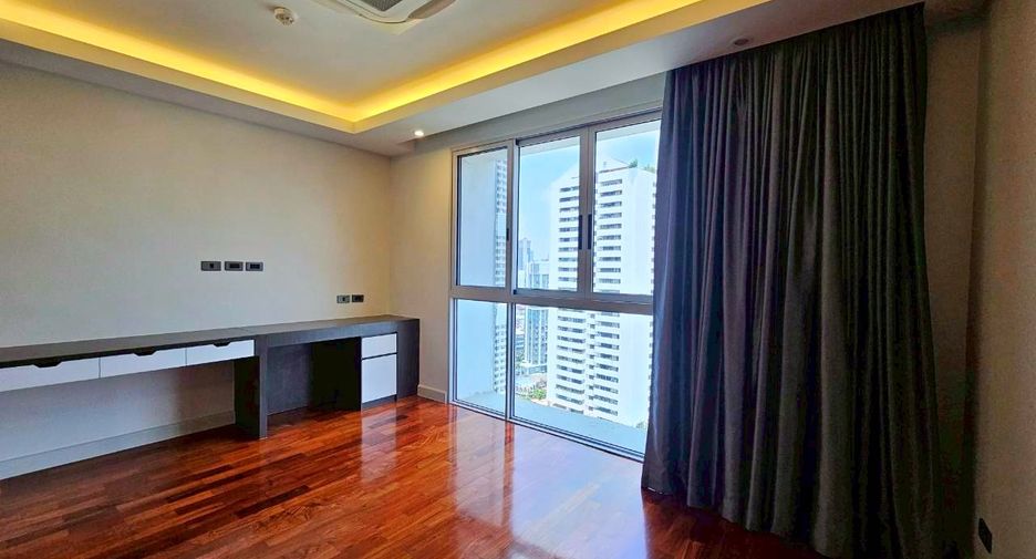 For rent 4 bedrooms condo in Watthana, Bangkok