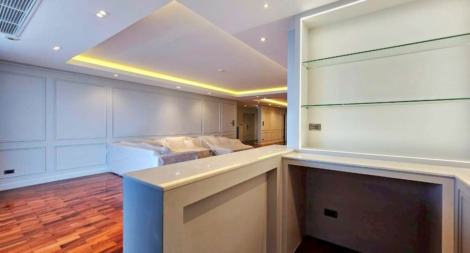 For rent 4 bedrooms condo in Watthana, Bangkok