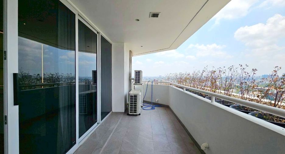 For rent 4 bedrooms condo in Watthana, Bangkok