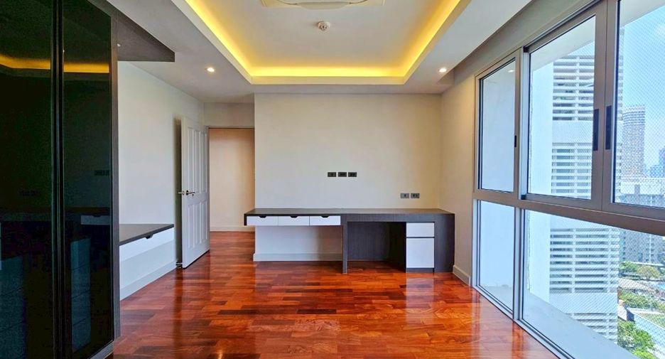 For rent 4 bedrooms condo in Watthana, Bangkok